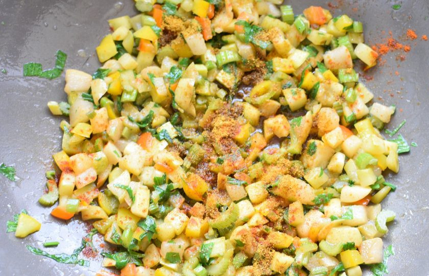 1. Этап. Куриные зразы с печенью и яблоком: На гарнир к таким зразам рекомендую слегка обжарить в смеси сливочного и растительного масла нарезанные мелкими кубиками яблоко, грушу и кабачок. Затем добавить сладкий перец и стебли сельдерея, чуть присыпать сахаром. Прогреть все вместе минуты 2-3, посолить, посыпать паприкой и карри.