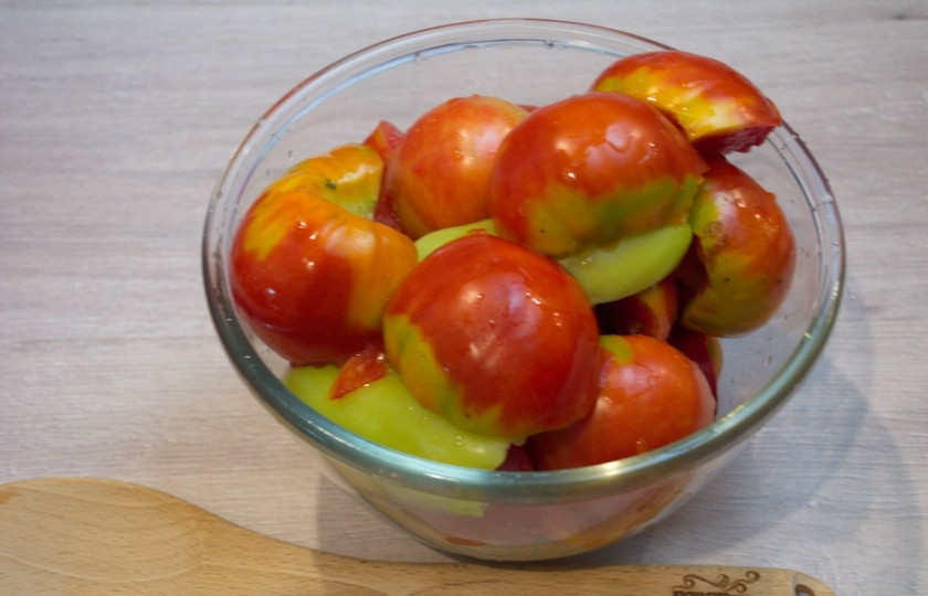 1. Этап. Аджика грузинская острая: Для приготовления аджики мы возьмем несколько видов овощей и специи. Сначала нужно хорошо промыть и очистить овощи. Так у перца следует удалить семена и плодоножку. У помидора срезаем место крепления плодоножки. Чистые овощи подготовим и сложим в миску.