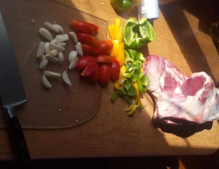 1. Этап. Баранина в коктальнице: Моем овощи. Нарезаем полосками чеснок, перец болгарский и помидоры. Баранью лопатку ополаскиваем, делаем небольшие и частые надрезы. Шпигуем ее овощами.