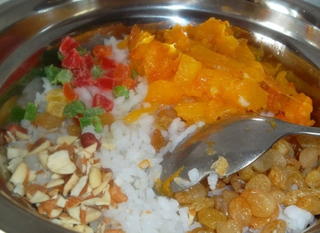 1. Этап. Фаршированная тыква, запеченная в духовке с рисом: Мякоть тыквы протушите 5-10 минут с водой. Смешайте отварной рис, тыкву, цукаты, орехи и изюм.