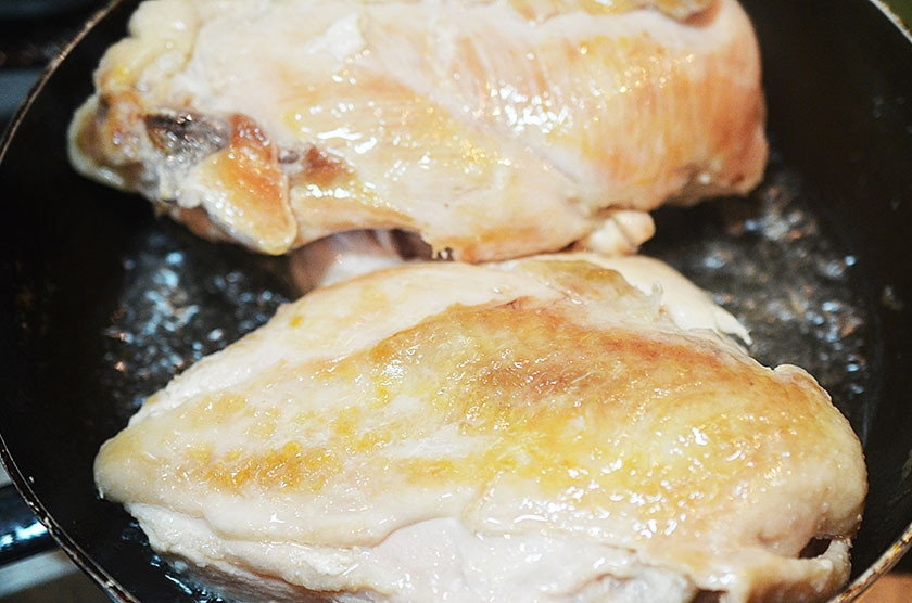 1. Этап. Курица Пикассо: 4. Обжарьте грудки с двух сторон на смеси оливкового и сливочного масла.