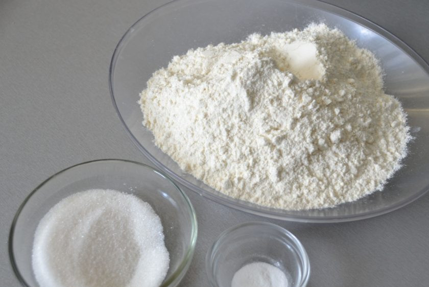 1. Этап. Булочки Бухтельн: Всыпьте в муку остатки сахара, ванильный сахар и щепотку соли, размешайте.