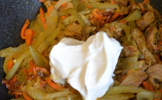 1. Этап. Азу из индейки в сметанном соусе: Добавляем сметану, перемешиваем. Тушим ещё 10 минут. Не тушите индейку в сметане слишком долго, иначе сметана от долгой термической обработки расслоится, соус покроется хлопьями.