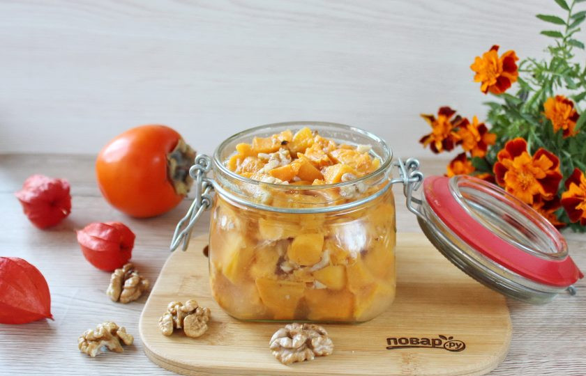 1. Этап. Варенье из хурмы с орехами: Варенье из хурмы с орехами готово. Переложите в стерилизованную банку, плотно закройте и храните в холоде. Или можете употребить сразу.