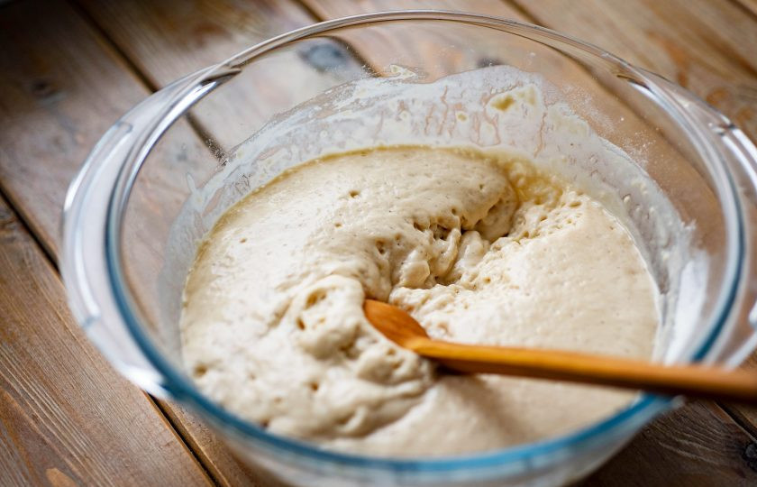 1. Этап. Булочки с яблоком и корицей из дрожжевого теста: Через 30 минут опара заметно увеличилась в объеме и приобрела крупнопористую структуру.