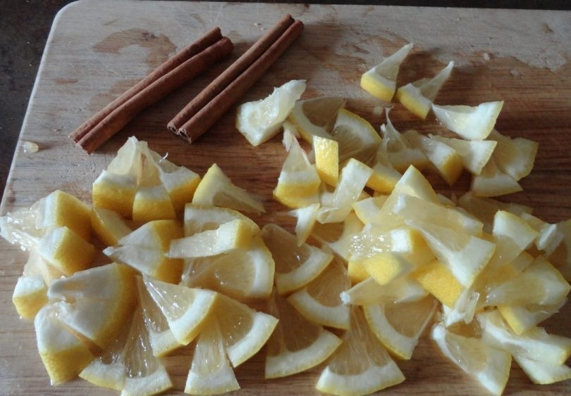 1. Этап. Заготовки из физалиса: 4. Отдельно нарезаем лимон с кожурой на дольки и подготавливаем пару веточек корицы.