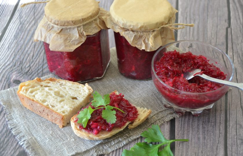 1. Этап. Свекла с хреном и чесноком: Закуска из свеклы с хреном и чесноком получилась очень вкусная, в меру острая, сбалансированная по вкусу. От души рекомендую приготовить. Из такого количества продуктов получается примерно 600-650 грамм закуски.