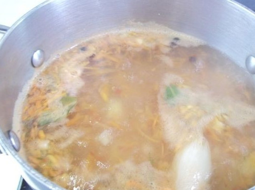 1. Этап. Суп с бычками в томатном соусе: Морковь очистите, натрите на мелкой терке и добавьте в кипящую смесь.