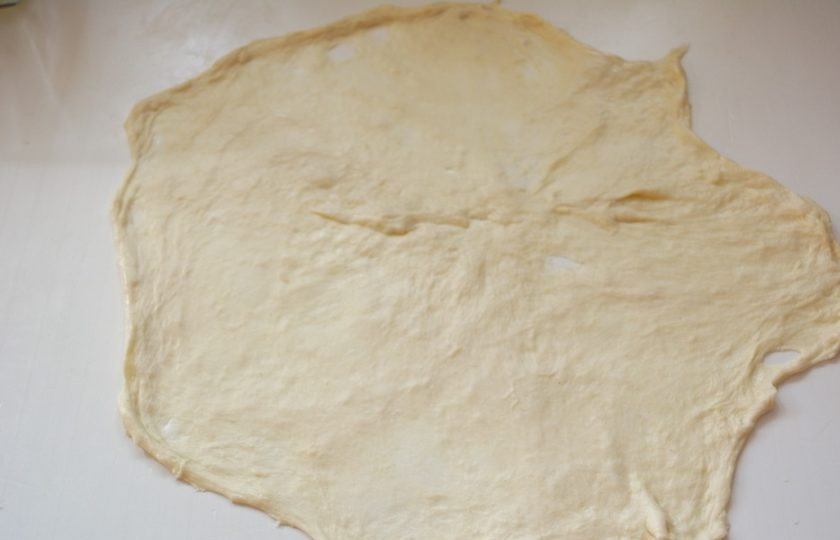 1. Этап. Роти Канай: Подушечками пальцев растягивайте тесто по кругу. Нужно слегка поднимать края теста и вытягивать тесто в тончайший пласт.