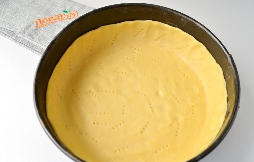 1. Этап. Клафути от Жерара Депардье: 2. Диаметр моей формы – 22 см. Раскатайте тесто тонко, примерно 0,5 см, положите в форму, формируя высокие бортики. Наколите вилочкой и поставьте в горячую духовку (210 градусов) на 10 минут.