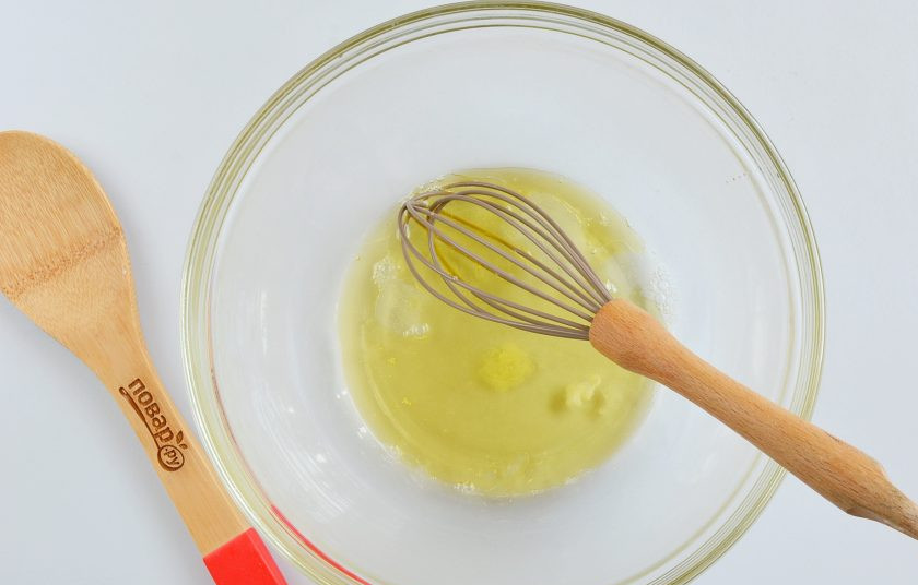 1. Этап. Печенье с пожеланиями: Яичные белки взбейте с растительным маслом и щепоткой соли, сильно взбивать не нужно, главное только смешать ингредиенты.