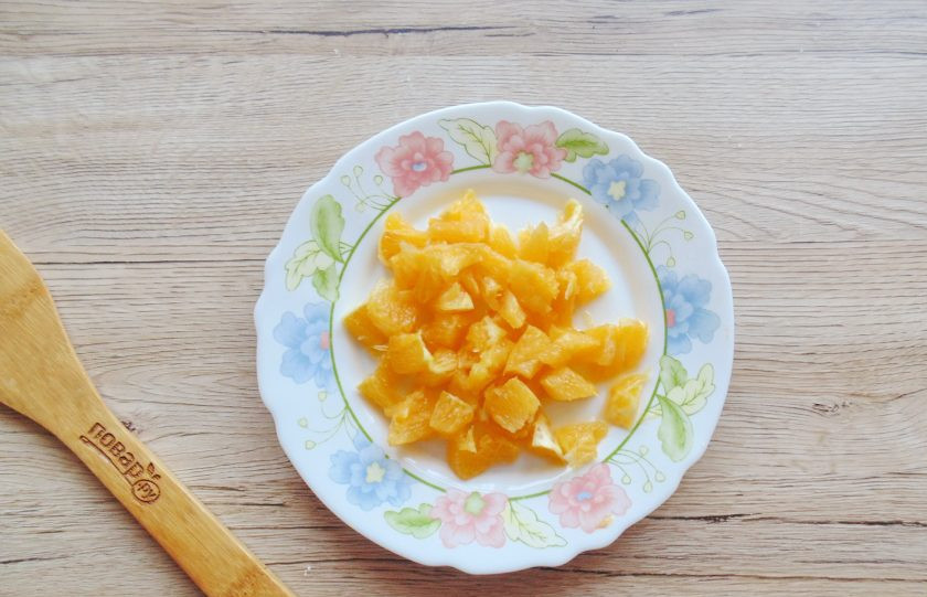 1. Этап. Салат с апельсинами, курицей и корейской морковью: Ананас помойте, очистите от кожуры и белой части шкурки. Нарежьте небольшими кусочками.