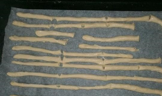 1. Этап. Соломка соленая: 5. Уложите на противень бумагу для выпекания, распределите соломку равномерно, предварительно смочив бумагу водой.