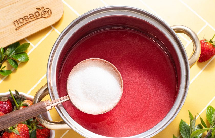 1. Этап. Сок из клубники на зиму: Добавьте сахар и щепотку лимонной кислоты. Проварите пару минут, пока сахар полностью не растворится.