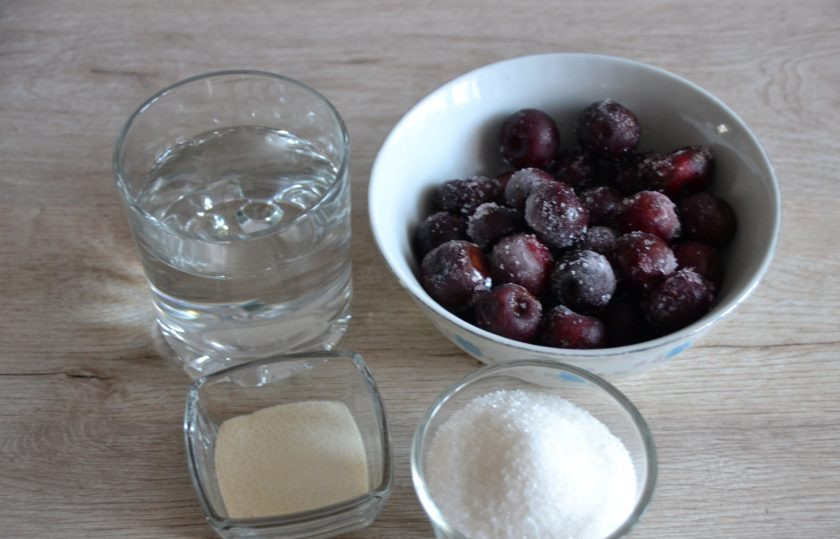 1. Этап. Морковный торт с вишней: Для приготовления желейной прослойки приготовьте 150 мл. воды, 10 грамм желатина, 200 грамм вишни и 100 грамм сахара. Желатин замочите в 50 мл. воды.