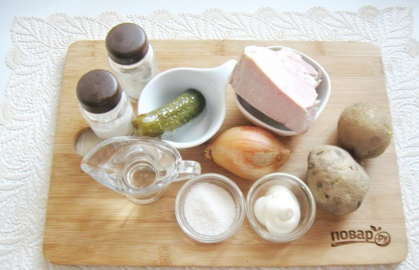 1. Этап. Салат со свининой и солеными огурцами: Подготовьте ингредиенты для приготовления салата.