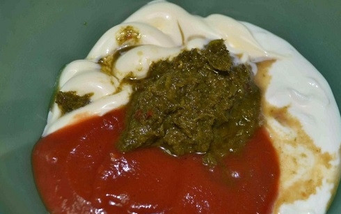 1. Этап. Соус для шавермы: Добавьте аджику и другие приправы по вкусу.