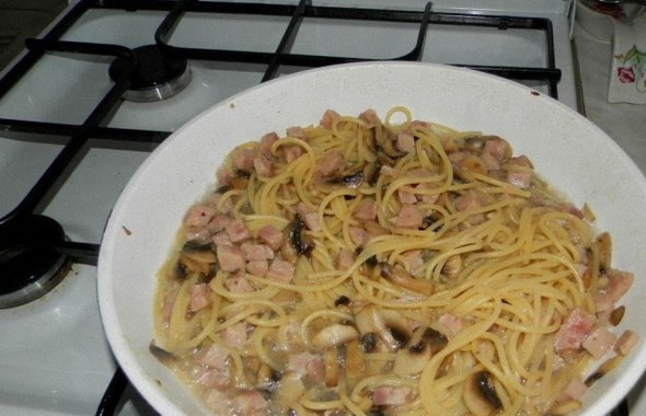 1. Этап. Макароны с ветчиной и грибами: Посолите, поперчите, добавьте воды и выложите вареные макароны.