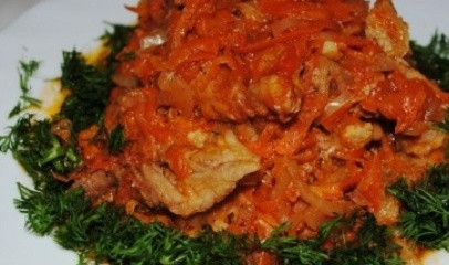 1. Этап. Мясо по-гусарски: В миске разведите крахмал и бульонный кубик в полу литре теплой воды. Добавьте смесь в сковороду за 10 минут до готовности. Подавайте мясо со свежей зеленью. Приятного аппетита!
