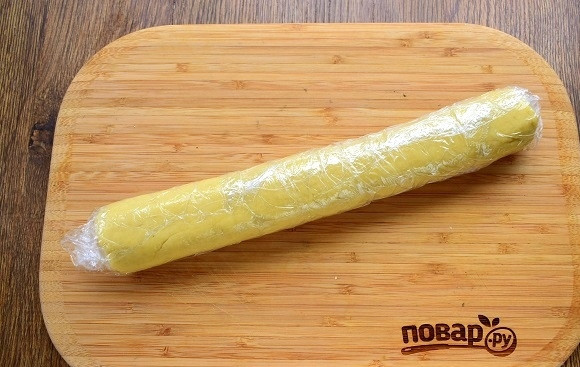 1. Этап. Исландский рождественский хлеб: Вылейте смесь в мучную смесь, перемешайте деревянной ложкой. Немного остудите и руками замесите тесто. Вымешивайте тщательно, так, чтобы тесто стало гладким, но не тугим. Сформируйте толстую 