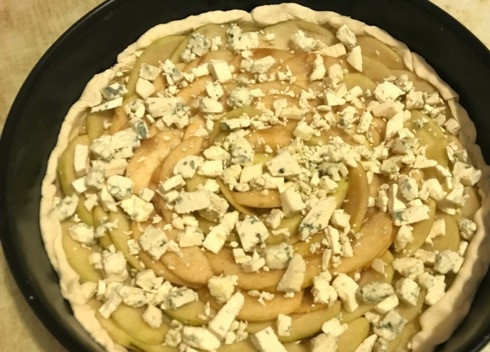 1. Этап. Грушевый пирог Дор Блю: 4. Сыр необходимо мелко нарезать ножом и посыпать сверху на груши.