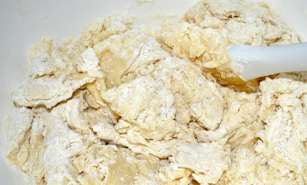 1. Этап. Фытыр по-египетски: Постепенно просеиваем муку, мне хватило ровно 3 стаканов. Замешиваем тесто.