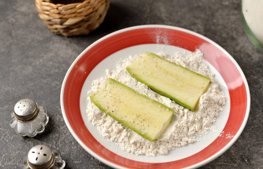 1. Этап. Сэндвичи из кабачков с сыром: Запанируйте куски кабачка в муке.