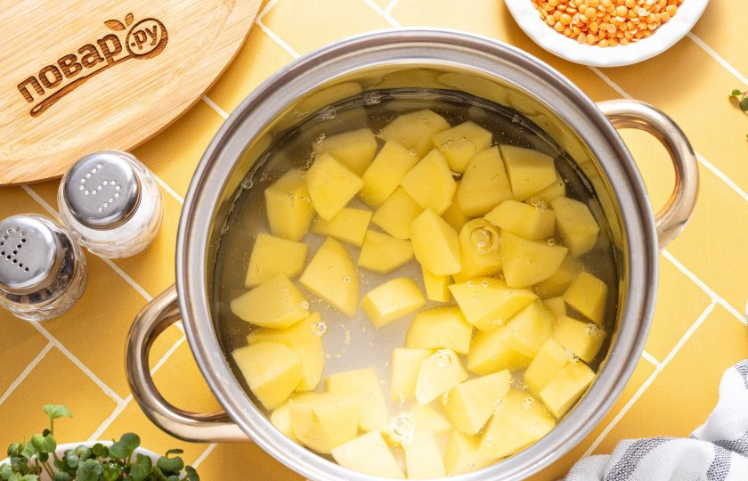 1. Этап. Пюре из картофеля и красной чечевицы: Картофель очистите от кожуры, нарежьте кубиками и переложите в кастрюлю. Отварите до готовности.