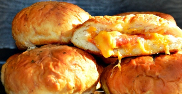 1. Этап. Булочки для перекуса: 13. Выпекайте булочки в разогретом до 200 градусов духовом шкафу около 15 минут. Готовые булки можно заморозить или есть после остывания.