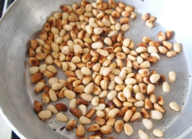 1. Этап. Салат со свеклой и брынзой: 7. Кедровые орехи отправляю на сковороду без добавления масла и обжариваю несколько секунд.