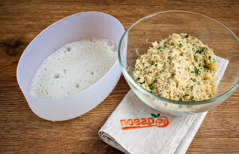1. Этап. Шампиньоны в чесночной панировке: В одной миске смешайте панировочное сухари, тертый сыр, сушенную петрушку, чеснок, соль, перец. В другой миске взбейте белки с помощью вилки или венчика.