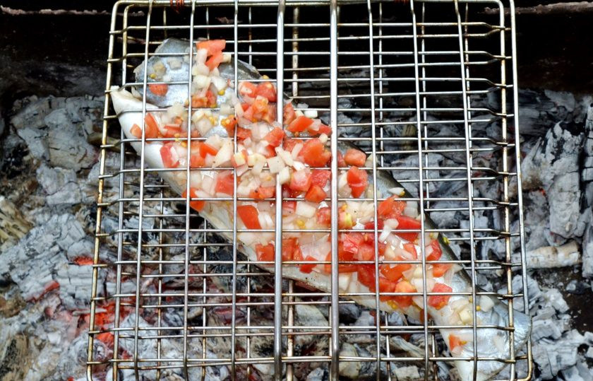 1. Этап. Форель под маринадом: Когда угли готовы, отправьте форель на решетку, предварительно смазанную немного маслом.