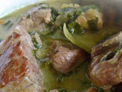 1. Этап. Свинина, тушенная со щавелем: 5. Заливаем водой и тушим около 40 минут на слабом огне. Добавьте специи по вкусу.