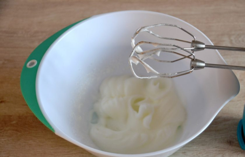 1. Этап. Торт Груши в карамели: Взбейте белки в пышную массу.