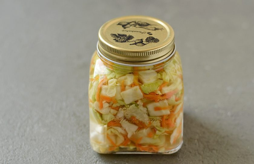 1. Этап. Маринованная капуста без уксуса: Залейте капусту горячим маринадом. Дайте остыть при комнатной температуре, затем уберите в холодильник на 1-2 дня.