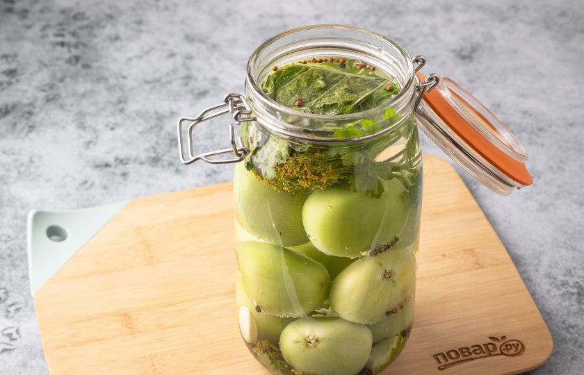 1. Этап. Соленые зеленые помидоры: Накройте листом хрена и петрушкой. Оставьте при комнатной температуре на 1,5 недели. Если помидоры всплывают, можно поставить сверху банки небольшой груз.