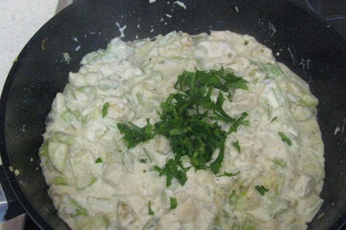 1. Этап. Кабачки тушеные с мясом: Теперь добавляем сметану и измельченную петрушку, перемешиваем и тушим минут 7-10. Готовое блюдо подаем, украсив свежей зеленью. Приятного аппетита!