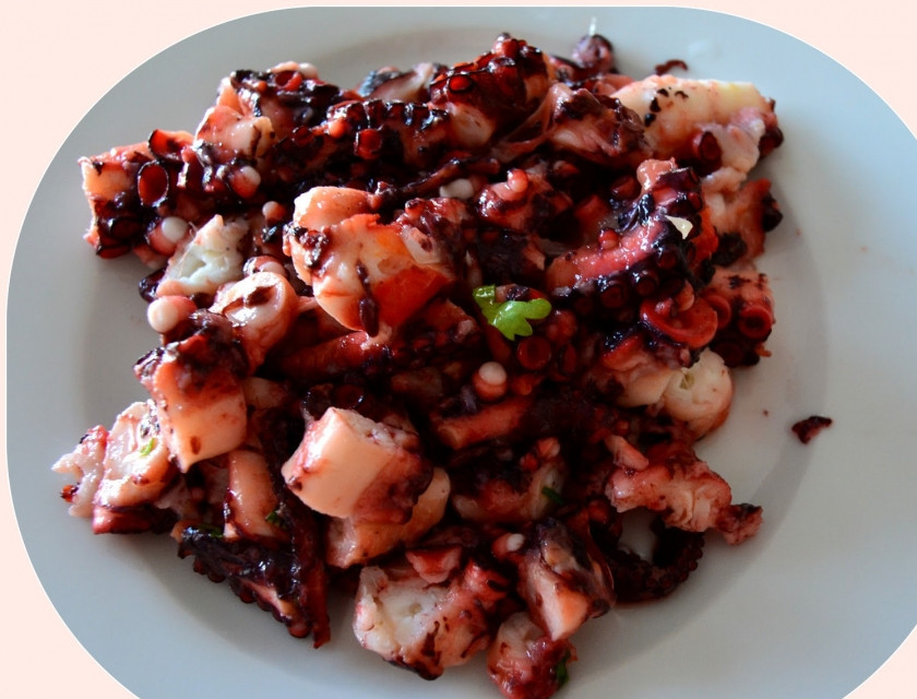 1. Этап. Жареные осьминоги: А теперь смешиваем обжаренного осьминога и овощи. Заправляем уксусом, специями, маслом. Можно подавать. Приятного аппетита!