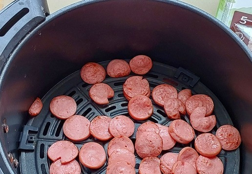 1. Этап. Салат Светофор с жареными сосисками: Сосиски очень удобно поджарить в аэрогриле 10мин при Т 180°.