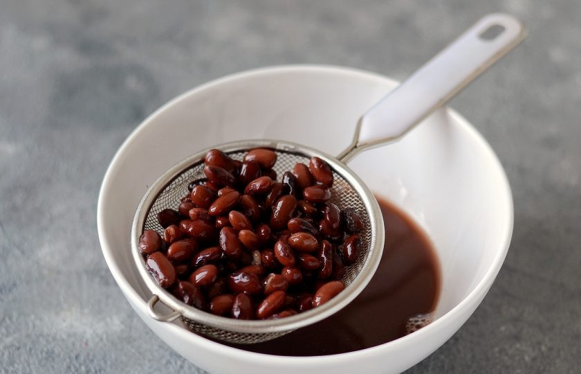 1. Этап. Киркаш: Откиньте фасоль на дуршлаг, дайте стечь жидкости. Сохраните отвар.