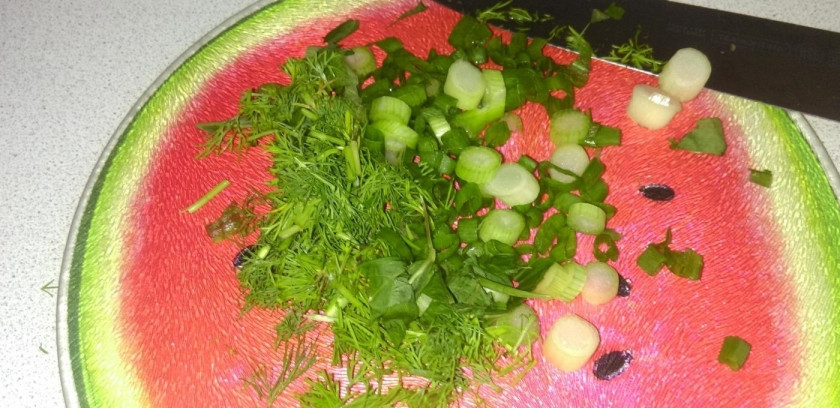 1. Этап. Салат морковный с сыром: 2. Зелень мою и вытираю салфеткой, затем нарезаю её мелко.