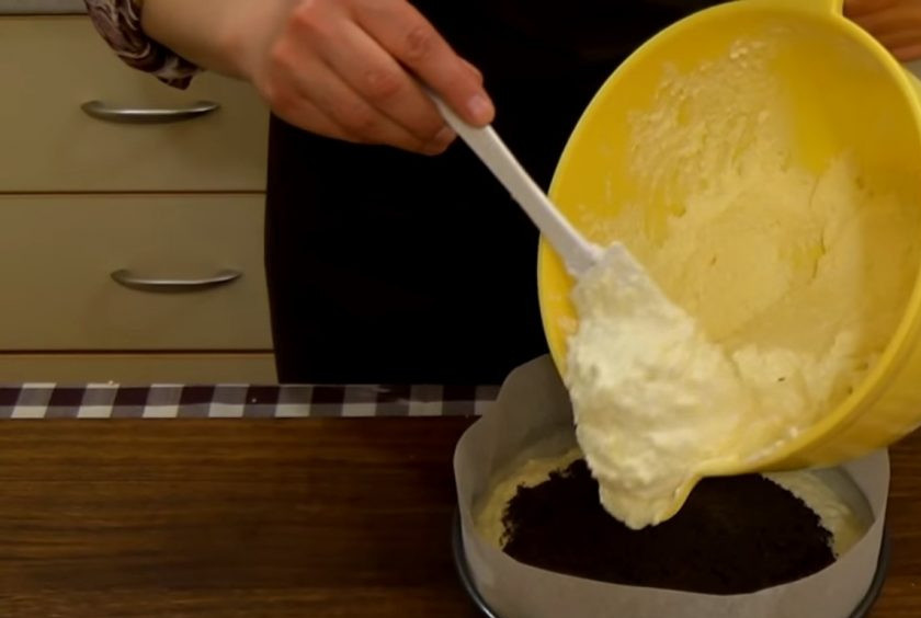 1. Этап. Сырник Королевский с маком: 7. Посредине выложите маковую начинку и прикройте ее оставшейся творожной массой. Выпекайте в разогретой до 170 градусов духовке 60 минут.