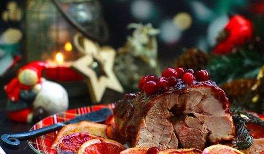 1. Этап. Бедро индейки с апельсинами и клюквенным соусом: Соус уварить на сильном огне до густоты и полить им мясо при подаче.