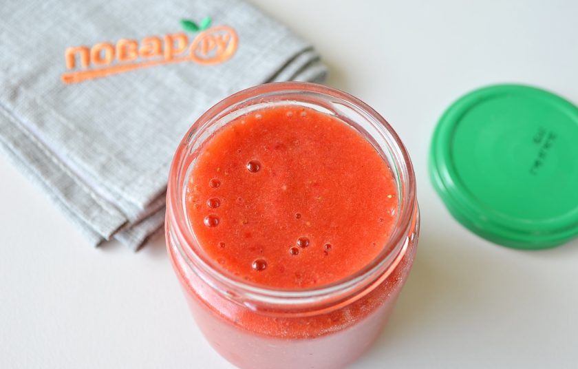 1. Этап. Земляника с сахаром на зиму без варки: 4. Разлейте сырое пюре по баночкам стерильным. Сверху присыпьте тонким слоем сахара, чтобы образовалась корочка, и сразу закупорьте плотно банки.