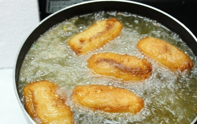 1. Этап. Оригинальная закуска из картофеля: 8. Опустите брусочки в хорошо разогретое масло и жарьте на среднем огне до румяности.