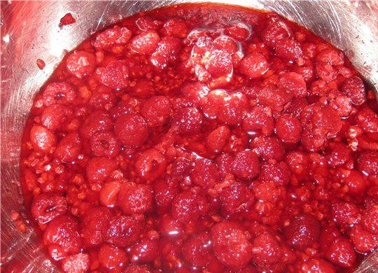 1. Этап. Малиновый соус: В кастрюле смешиваем сахар с водой, ставим на огонь и доводим до кипения. Как закипит - сбавляем огонь и варим еще минут 10. Заливаем малину этим сиропом и даем постоять так минут 15-20.