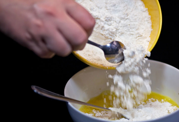 1. Этап. Горбуша кусочками: Добавляем муку и замешиваем до нужной консистенции.