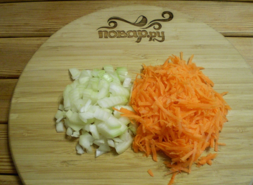 1. Этап. Салат Новогодняя обезьянка: Порежьте мелко лук, натрите на крупной терке морковь.