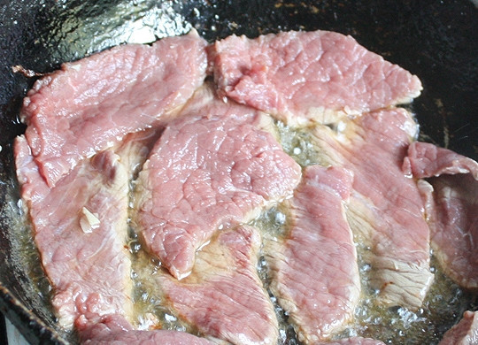 1. Этап. Фунчоза с болгарским перцем: Обжариваем на сковороде со всех сторон в течение 4-5 минут.