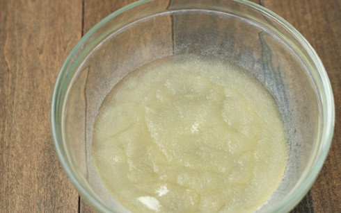 1. Этап. Kрем с желатином для торта: Желе или желатин распустить в горячей воде, хорошо перемешать до полного растворения. Оставить для охлаждения.